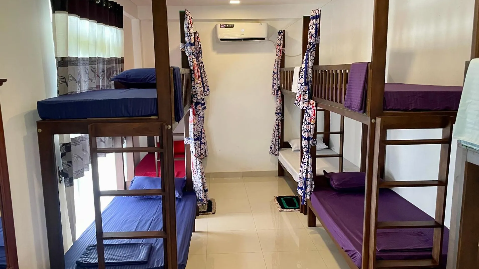 Curly Hostel 니곰보