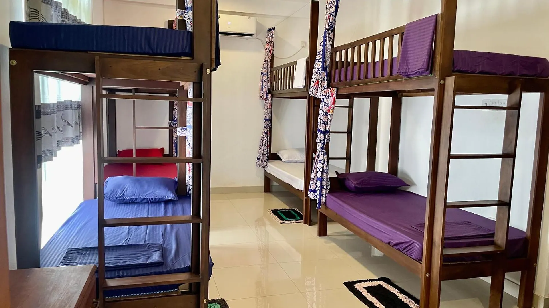 Curly Hostel 니곰보 0*,