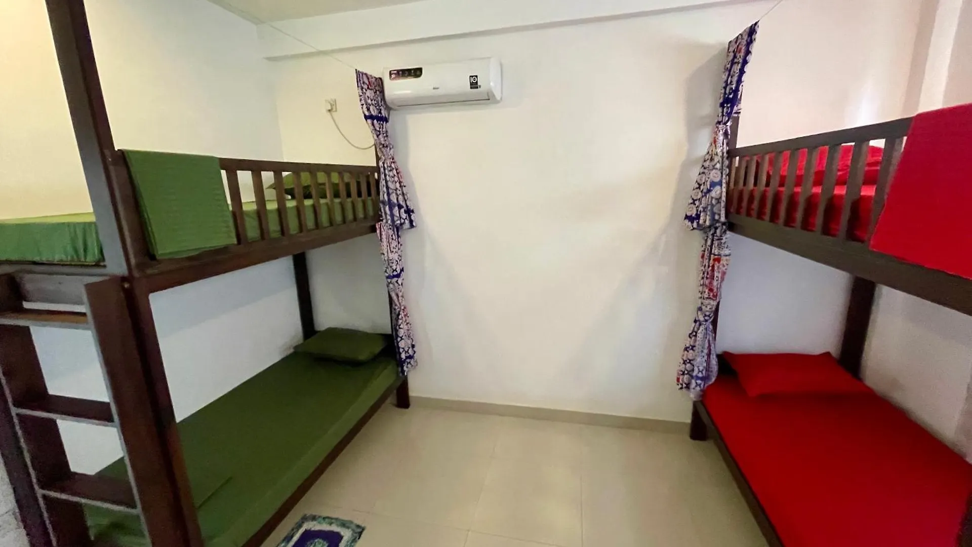 Curly Hostel 니곰보