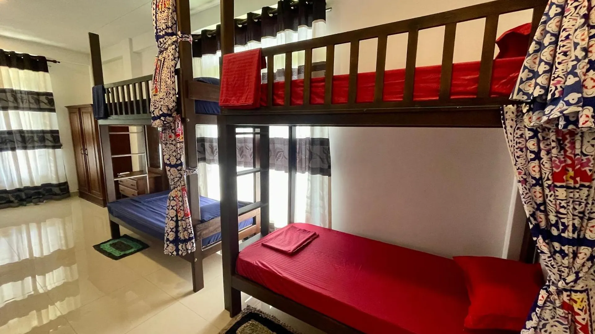 Curly Hostel 니곰보
