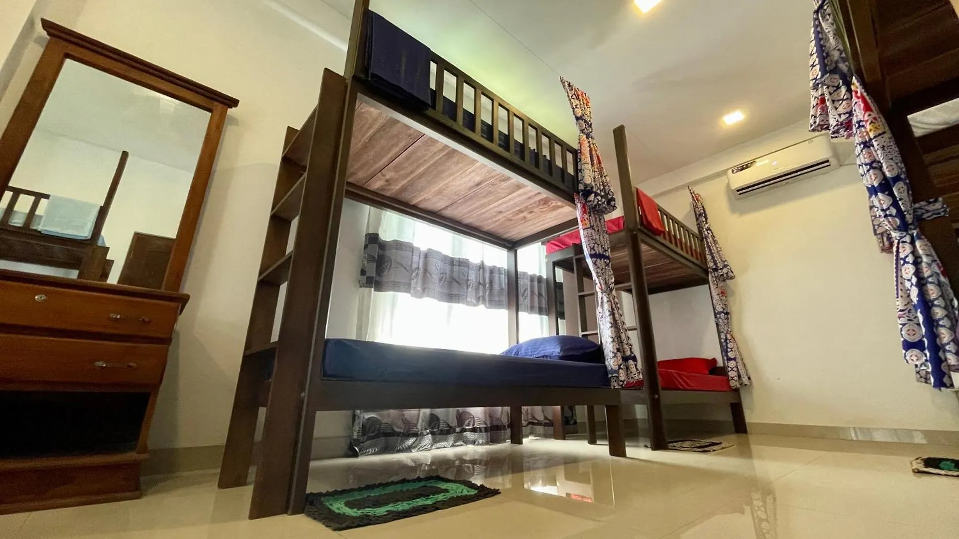 Curly Hostel 니곰보
