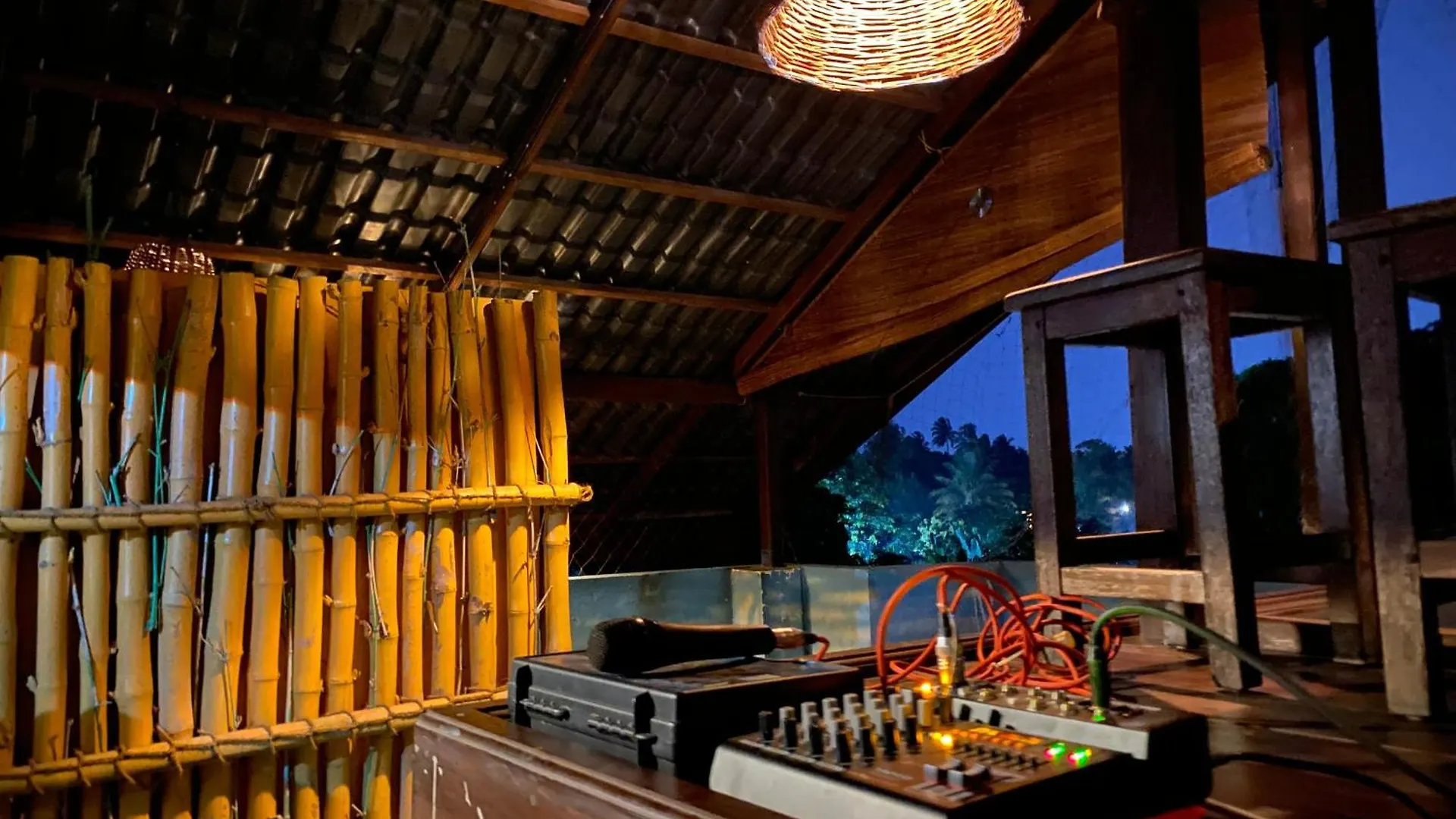 Curly Hostel 니곰보