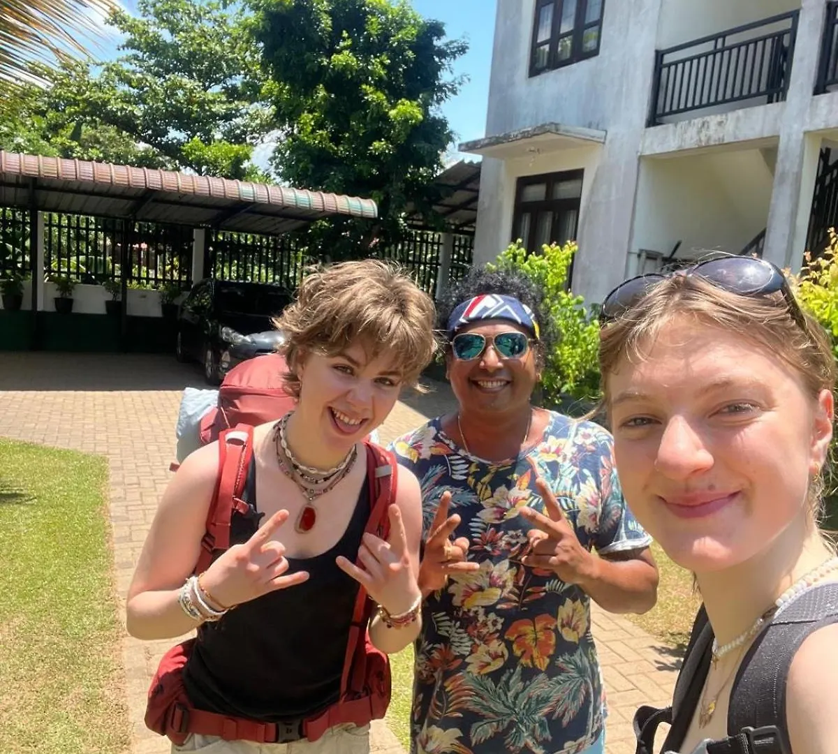 Curly Hostel Negombo